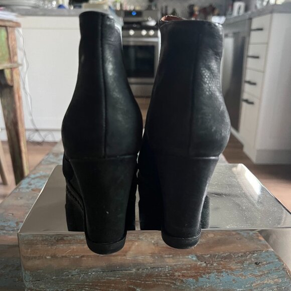 Gentle Souls "Georgia" Ankle Boots by Kenneth Cole - Picture 4 of 6